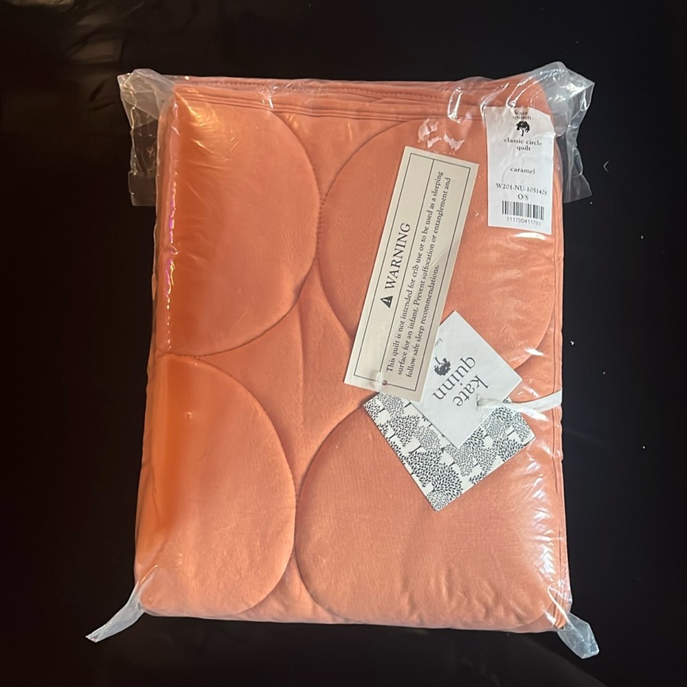 NIB Kate Quinn Classic Circle Quilt- Bamboo- Caramel. Holidays color!
